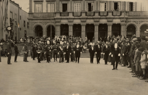 LAS AUTORIDADES Y EL CONSISTORIO MUNICIPAL