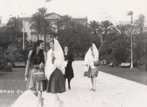 CHICAS PASEANDO POR  SAN TELMO