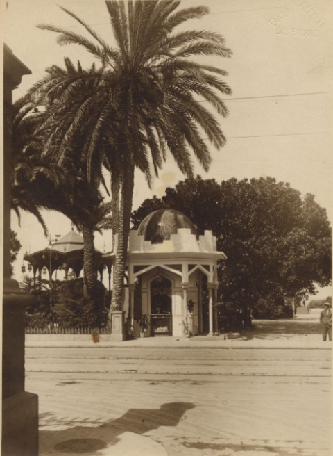 KIOSKOS EN SAN TELMO DESDE LA CALLE BUENOS AIRES