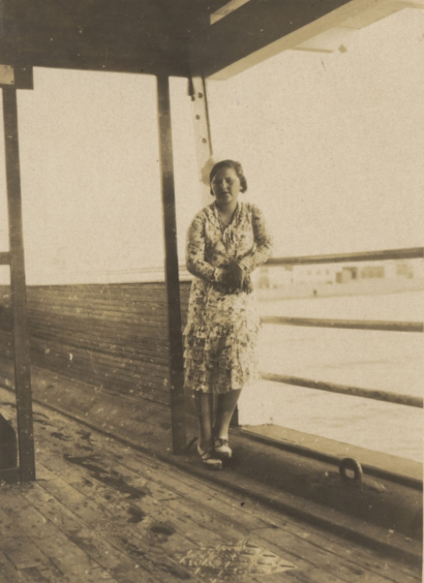 CHICA EN LA "CASETA GALÁN"