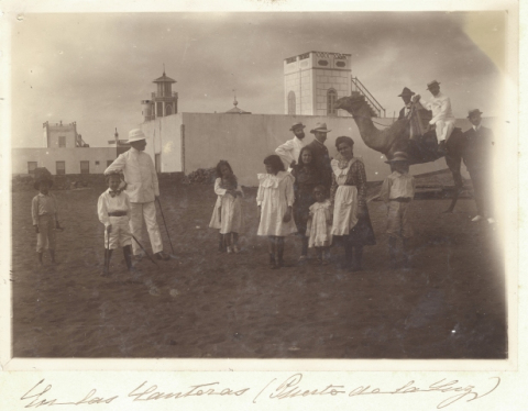 EL ATUENDO COLONIAL DEL VISITANTE