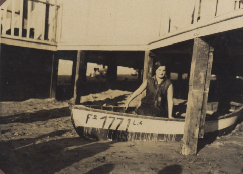 MARÍA TERESA HENÁNDEZ JUNTO A LA "CASETA GALÁN"