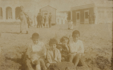 NIÑOS EN LA PLAYA