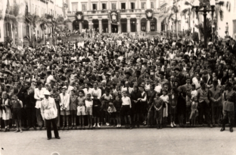 EL PÚBLICO ESPERA LA LLEGADA DE EVITA EN SANTA ANA