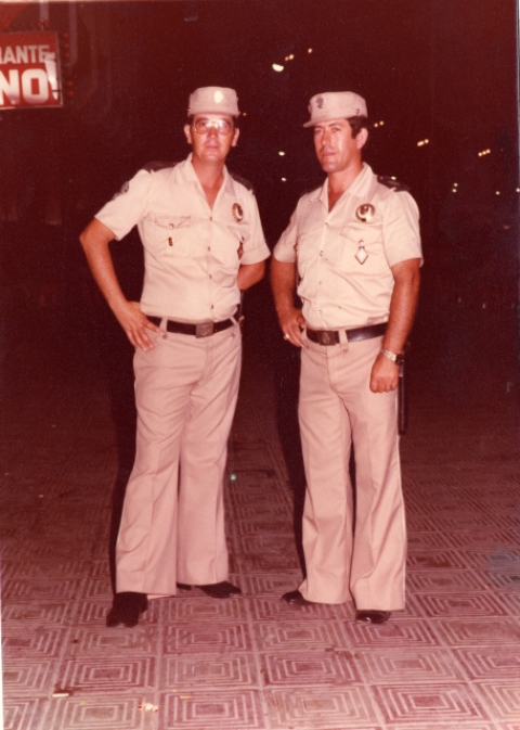 RETRATO DE DOS POLICÍAS LOCALES CON UNIFORME DE PLAYA