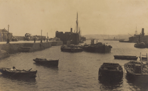MUELLE GRANDE Y BARCOS