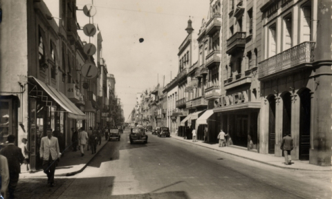 CALLE MAYOR DE TRIANA ESQUINA A TRAVIESO. A LA DERECHA CALLE CLAVEL