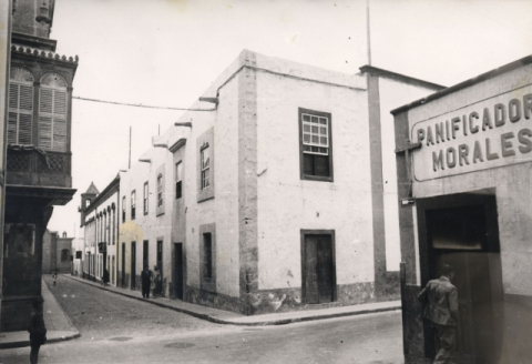 CASA COLONIAL DR. CHILL ESQUINA LOS REYES