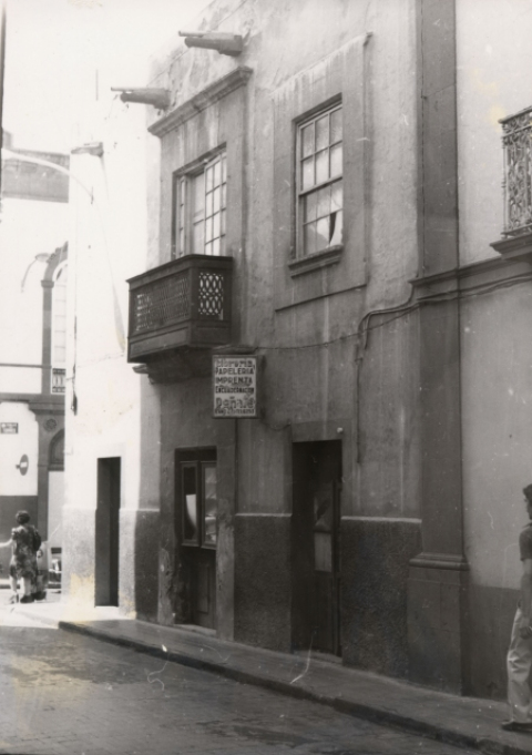 CASA COLONIAL EN LA CALLE CANO ESQUINA TORRES
