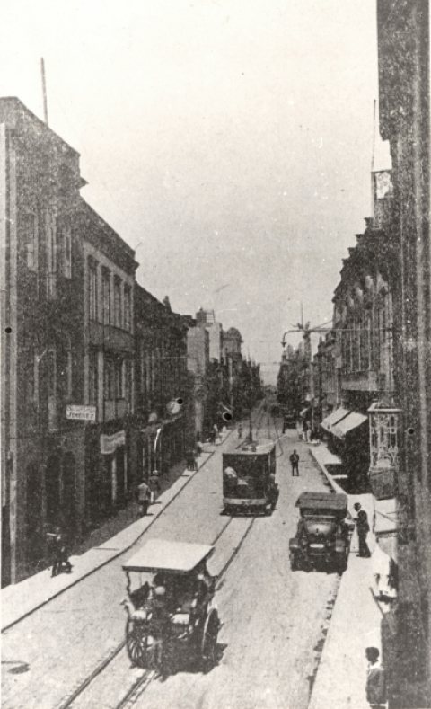 COCHE, TRANVÍA Y TARTANA EN TRIANA