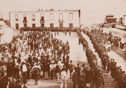 DESFILE DE TROPAS COLONIALES EN LA PLAZUELA