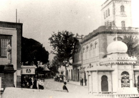 LA CALLE MURO DESDE EL PUENTE DE PIEDRA