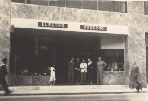 LOS PROPIETARIOS DE ELECTRO MODERNO