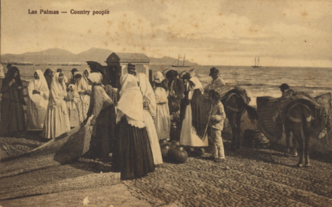 MUJERES CON MANTILLA EN MERCADILLO JUNTO AL GUINIGUADA