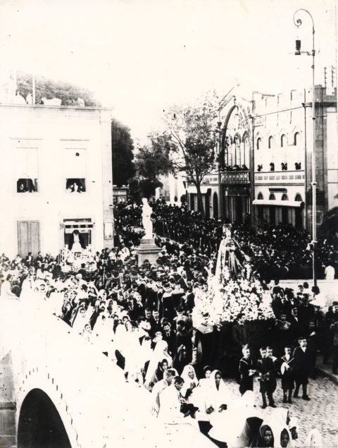 PROCESIÓN DEL VIERNES SANTO POR EL PUENTE DE PIEDRA