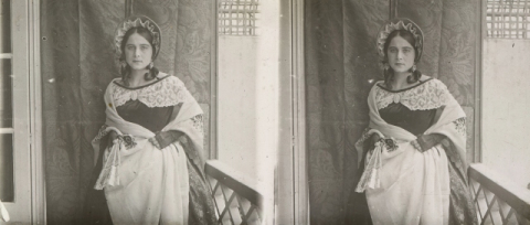 SEÑORITA VESTIDA DE ÉPOCA