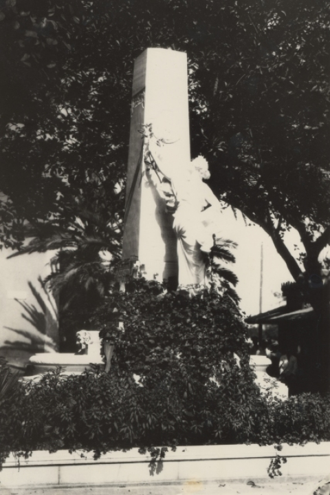 MONUMENTO A HURTADO DE MENDOZA
