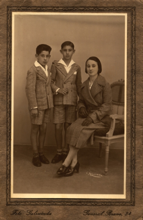 RETRATO DE MADRE E HIJOS