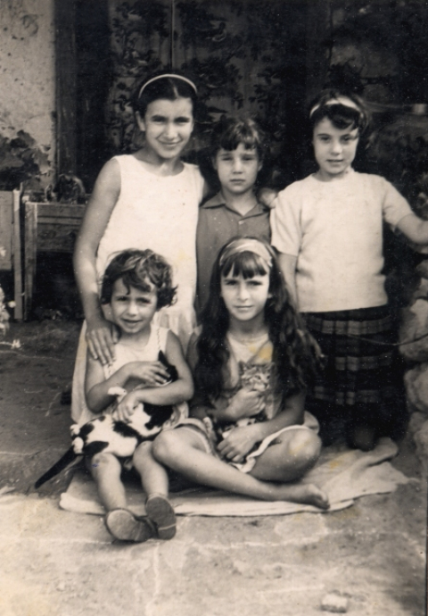 NIÑAS EN EL PATIO
