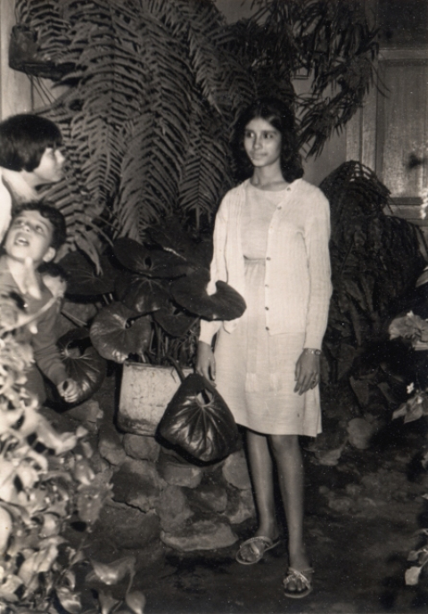 RETRATO DE SEÑORITA EN EL PATIO DE LA CASA