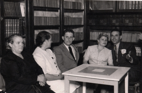 RETRATO EN LA BIBLIOTECA