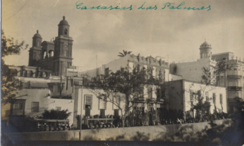PARADA DE COCHES EN LA CALLE CALVO SOTELO, GUINIGUADA