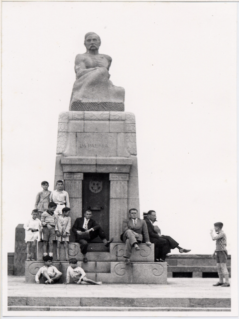 MONUMENTO A PÉREZ GALDÓS EN EL MUELLE DE SAN TELMO