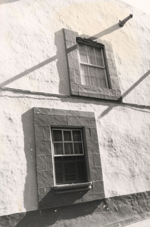 CALLE LÓPEZ BOTAS, VENTANALES DE LA CASA MANRIQUE