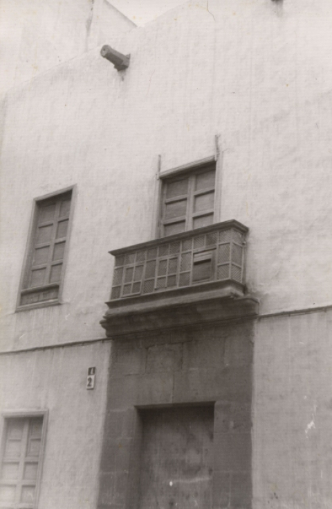 PORTADA DE CASA EN LA CALLE HERMANOS MILLARES