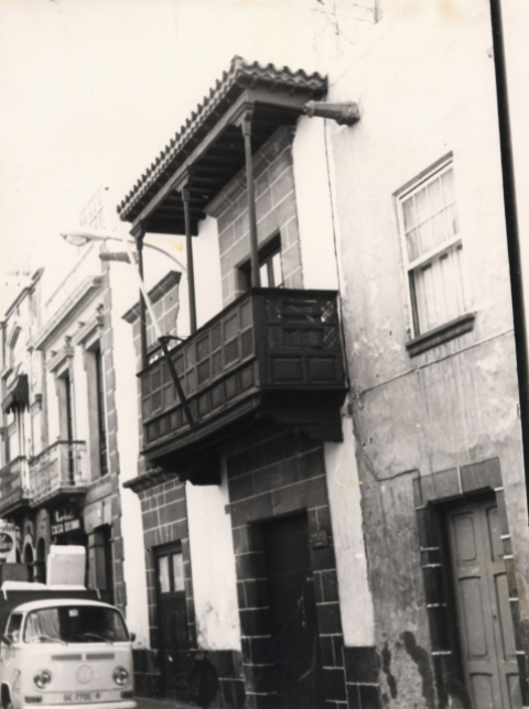 BALCÓN CANARIO EN LA CALLE CANO