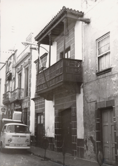 BALCÓN CANARIO EN LA CALLE CANO