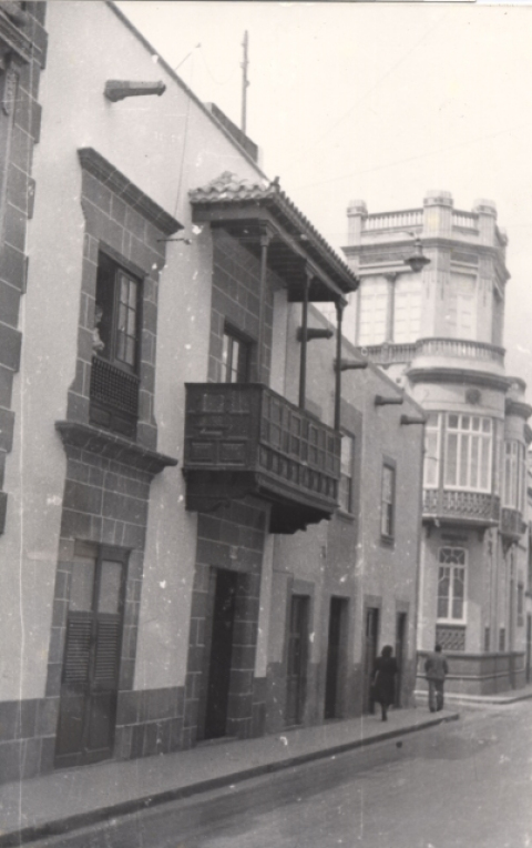 BALCÓN CANARIO EN LA CALLE CANO