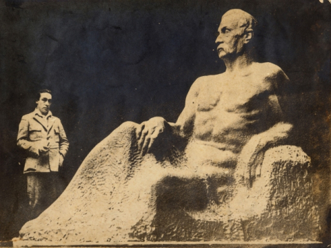 VICTORIO MACHO ANTE LA ESCULTURA DE PÉREZ GALDÓS