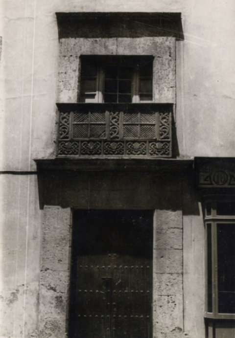 CALLE TRIANA, 12, PORTADA CON BALCÓN