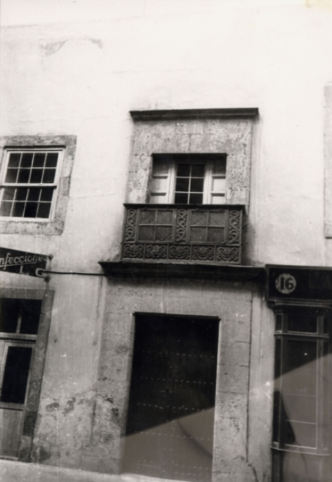 CALLE TRIANA, 12, PORTADA CON BALCÓN