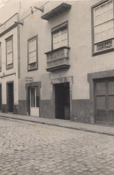 CASA COLONIAL EN LA CALLE CANO