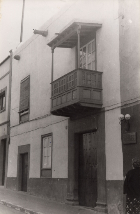CASA CON BALCÓN CANARIO EN LA CALLE TORRES