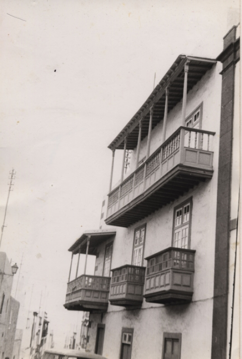 CASA CON BALCONES EN LA CALLE GARCÍA TELLO CON SAN MARCOS