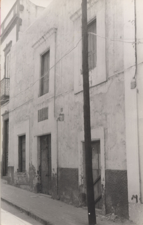 FACHADA EN LA  CALLE TRAVIESO