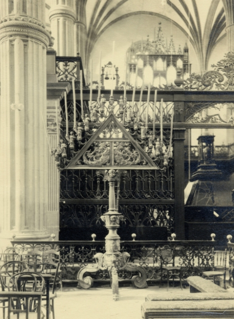 CATEDRAL, CORO Y CANDELABRO .....