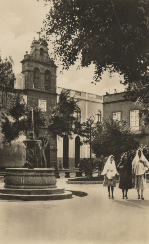 CON MANTILLAS CANARIAS EN LA PLAZA SANTO DOMINGO
