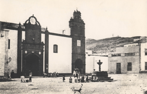 IGLESIA Y PLAZA DE SANTO DOMINGO