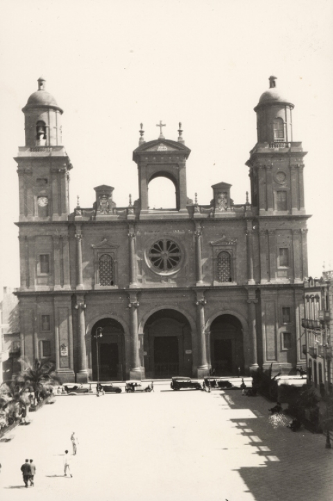 LA CATEDRAL ABIERTA AL TRÁFICO