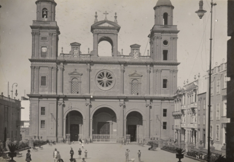PLAZA DE SANTA ANA Y CATEDRAL