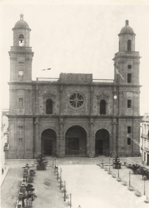 SANTA ANA Y LA CATEDRAL SIN TEMPLETE