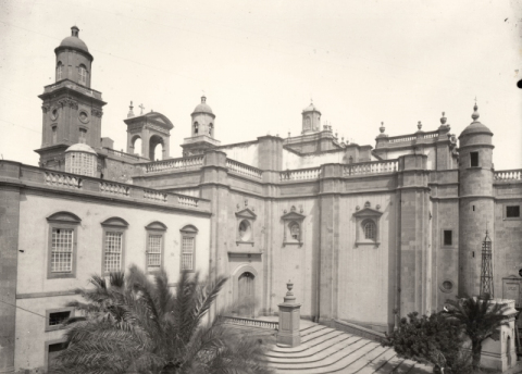 TRASERA DE LA CATEDRAL Y ESCALINATAS