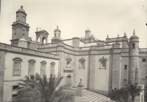 TRASERA DE LA CATEDRAL Y ESCALINATAS