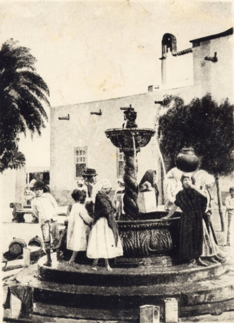 TALLAS Y LATAS EN EL PILAR DE SANTO DOMINGO.