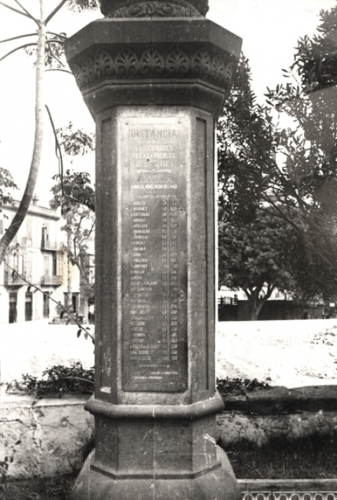 COLUMNA CON DISTANCIAS A CIUDADES Y VILLAS DE LA ISLA. ALAMEDA DE COLÓN
