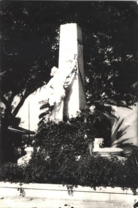 MONUMENTO A HURTADO DE MENDOZA